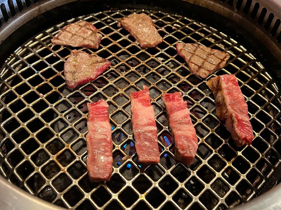 志方亭 稲美店で肉を焼いているところ