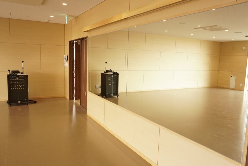 東加古川公民館の小ホールの鏡