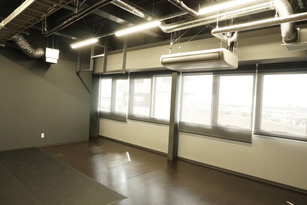 加古川市東消防署のトレーニングルーム天井に設置された懸垂棒