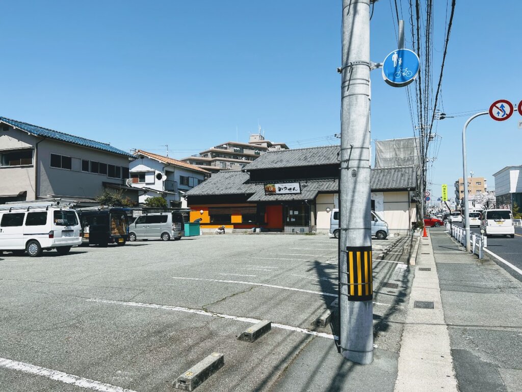 オレンジ色の外壁のかつさと加古川平岡店と隣のコインランドリー