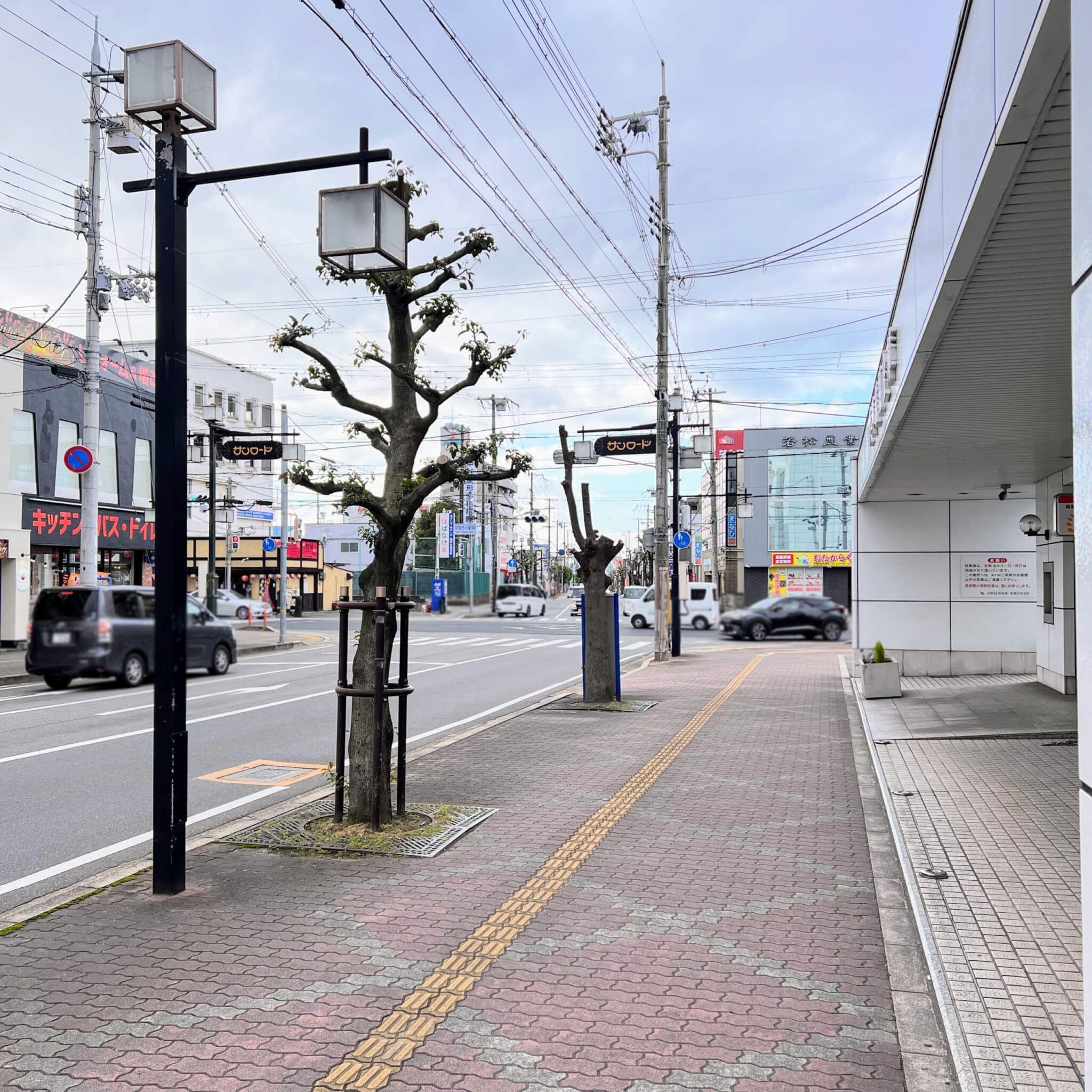 南側には兵庫信用金庫東加古川支店。東加古川駅前交差点がすぐ見えます。2022年12月14日撮影