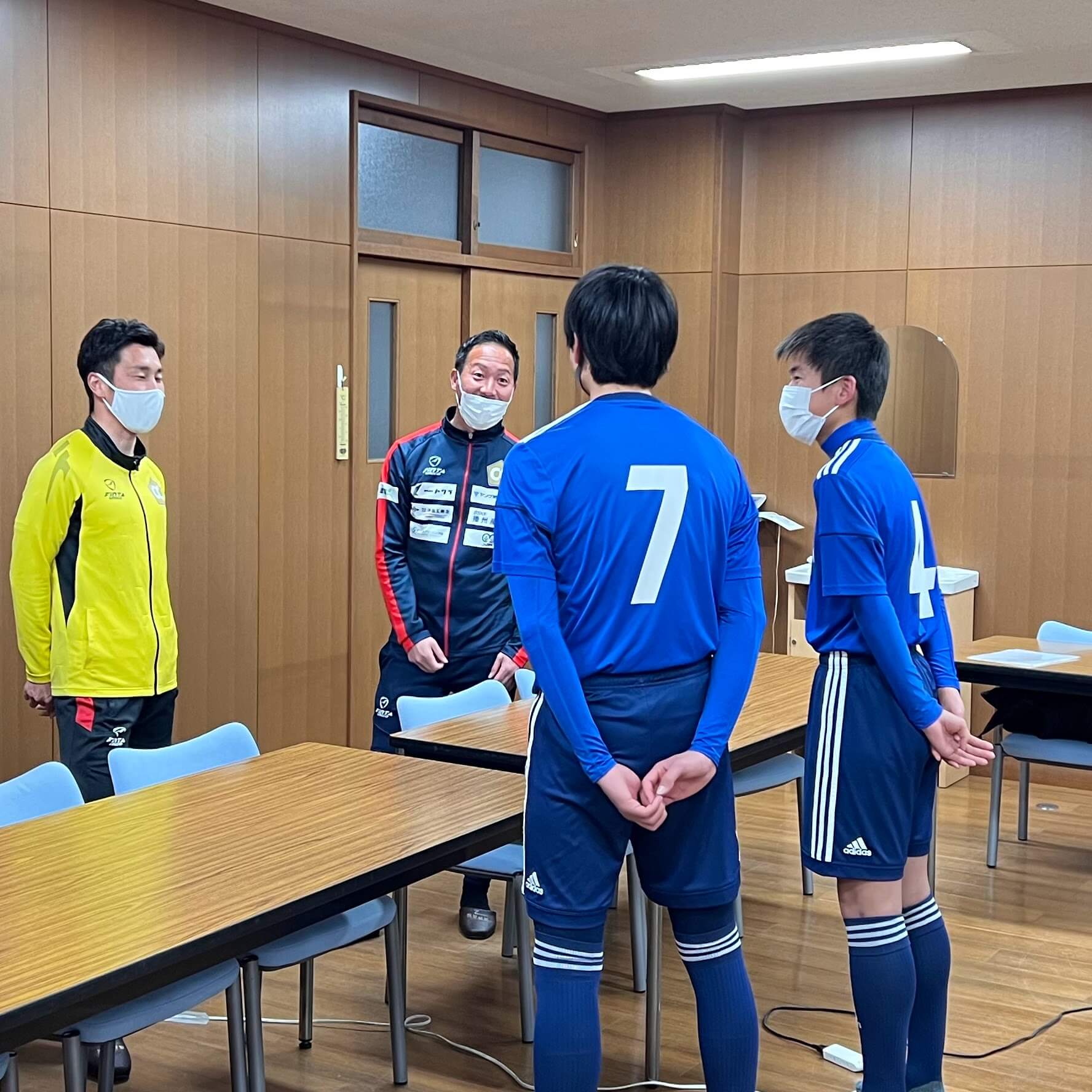 佐野監督、伏木キャプテンと話す高砂高校サッカー部の二人