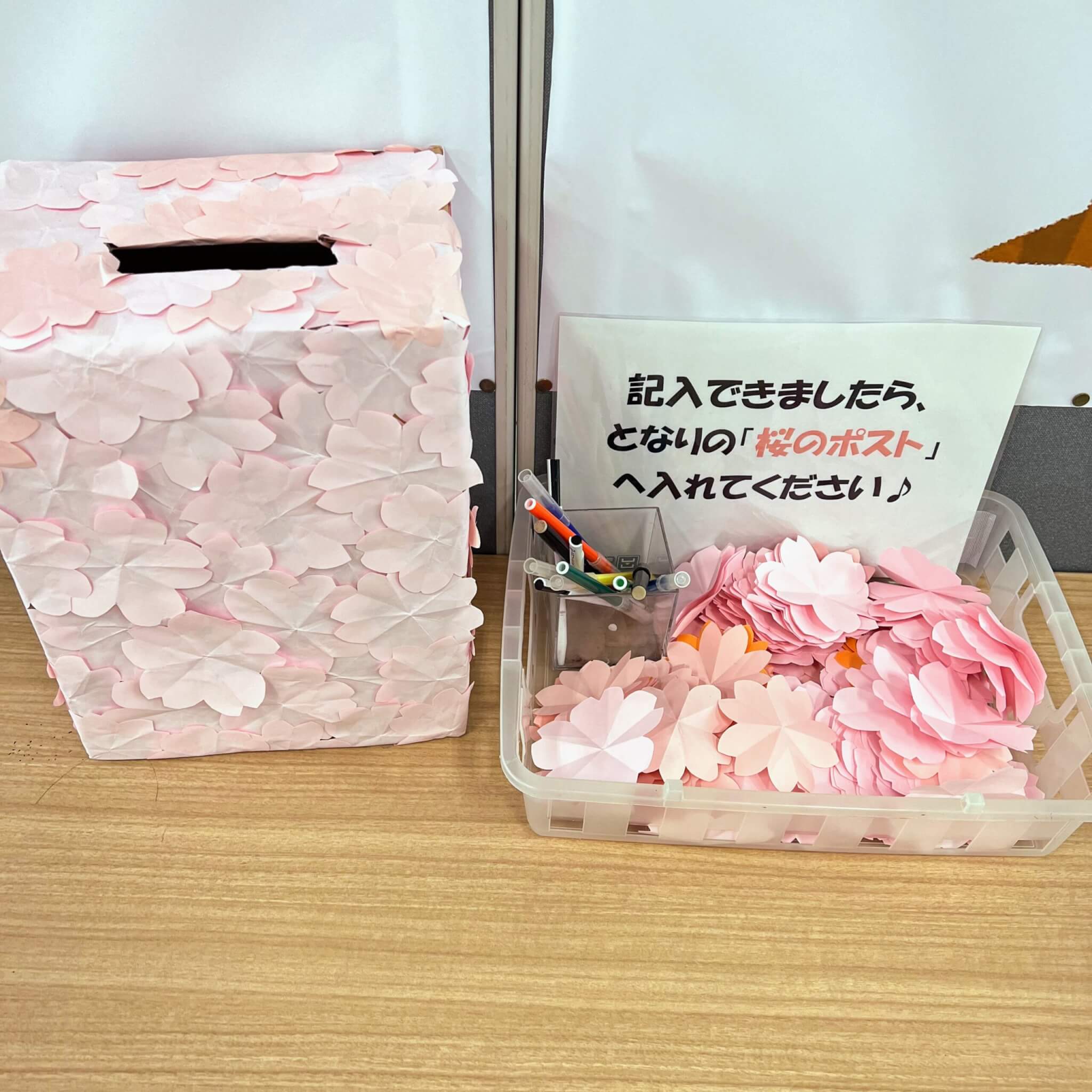 桜型のメッセージカードと桜のポスト