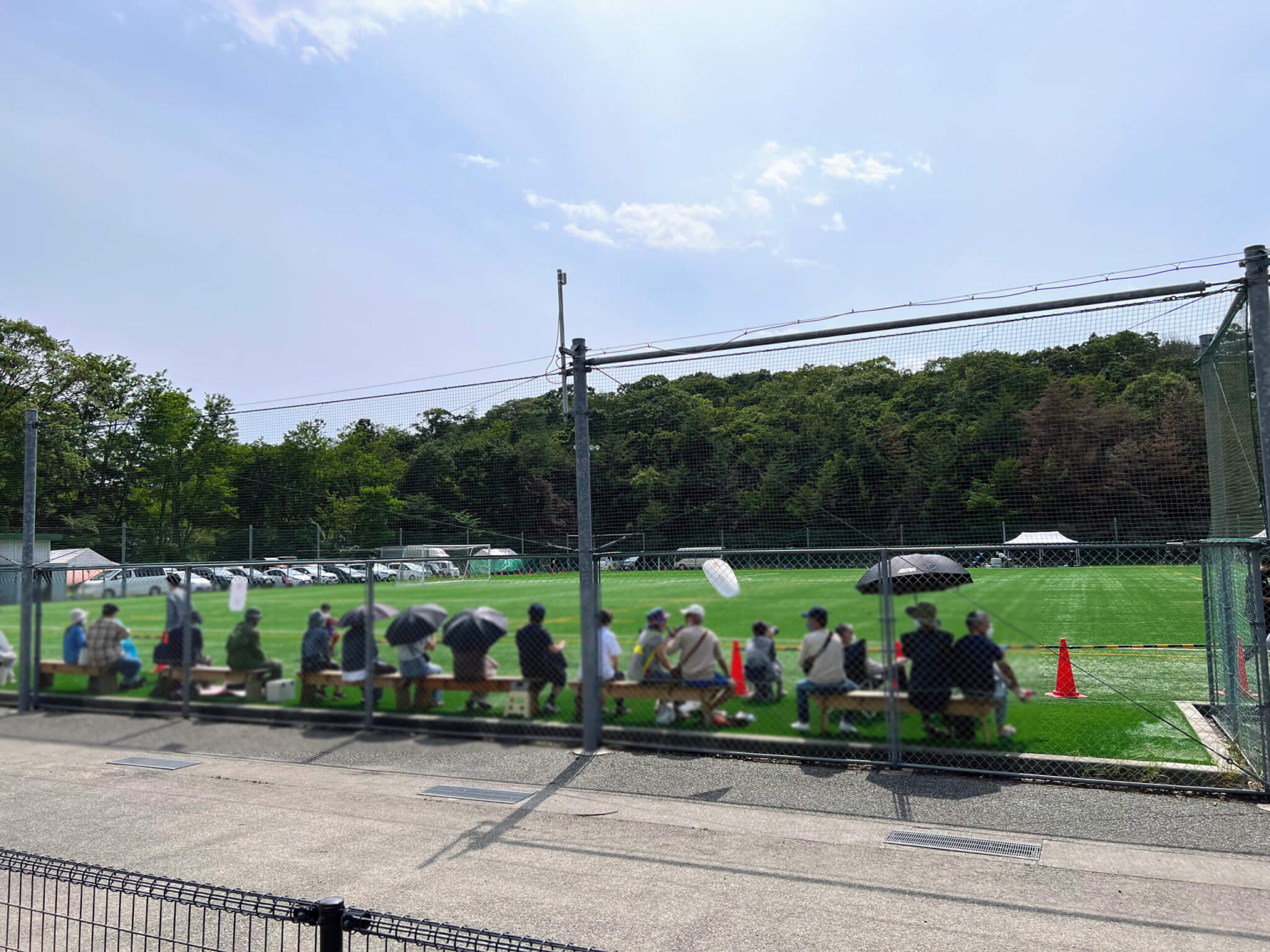 チェントクオーレハリマとムサシオープンデパート朝市のコラボ開催のフェンス内観戦の様子