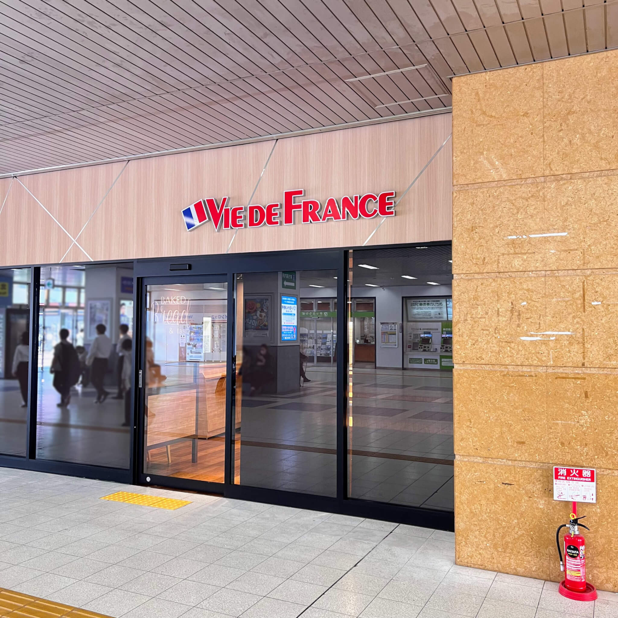 加古川駅改札の方から見たヴィ・ド・フランス加古川店の入り口