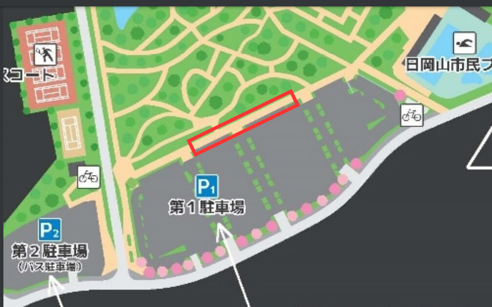 日岡山公園第1駐車場前の朝市の開催場所
