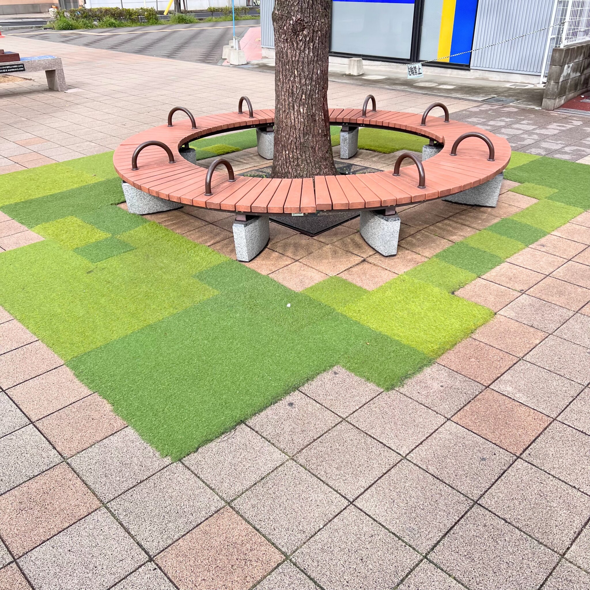 加古川駅南広場の人工芝