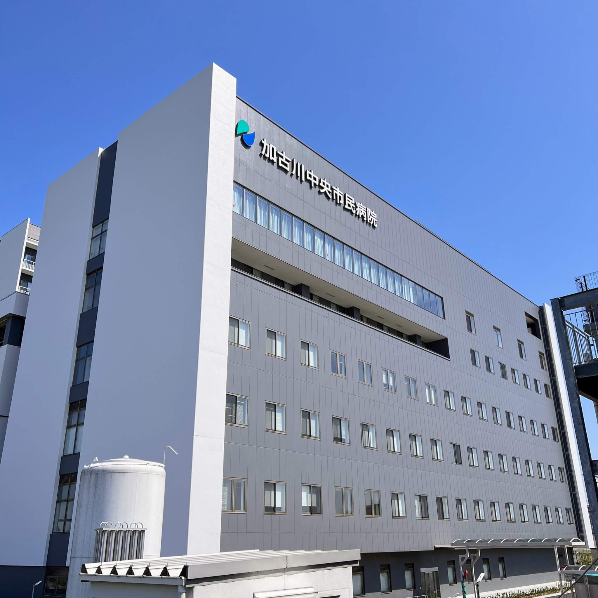 加古川中央市民病院増築棟外観。2024年4月10日撮影
