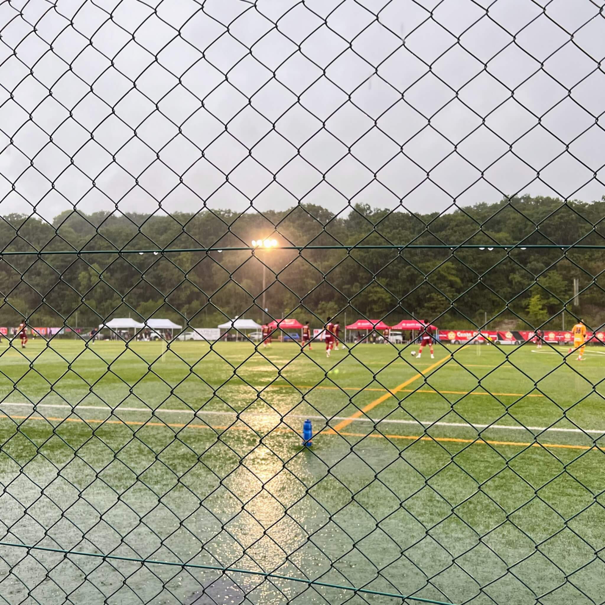 雨の日岡山公園グラウンド