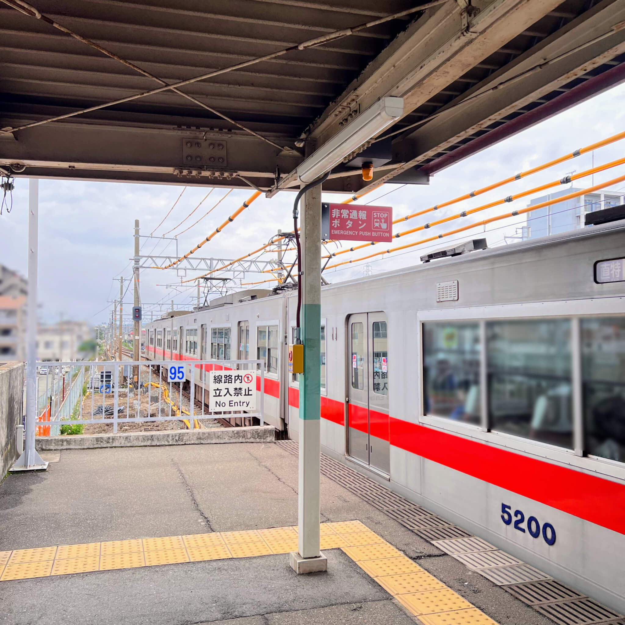 通過する山陽電車の直通特急